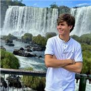 Proactivo y con ganas de enseñar lenguas y literatura. Extrovertido y disfruto pasar tiempo con gente de menor edad